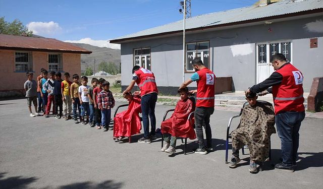 Gönüllüler Van'da engelli, yaşlı ve çocukları tıraş etti