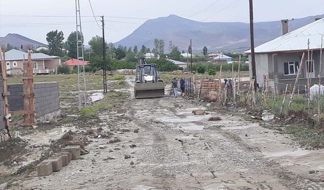 Van'da sağanak sonrası su taşkını yaşandı