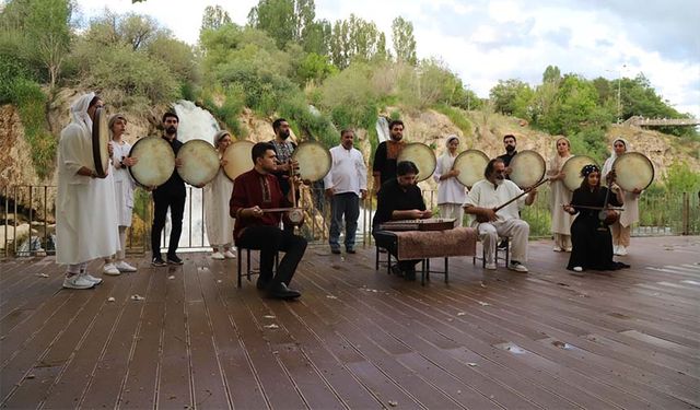 İranlı müzisyenler Muradiye Şelalesi'nde konser verdi