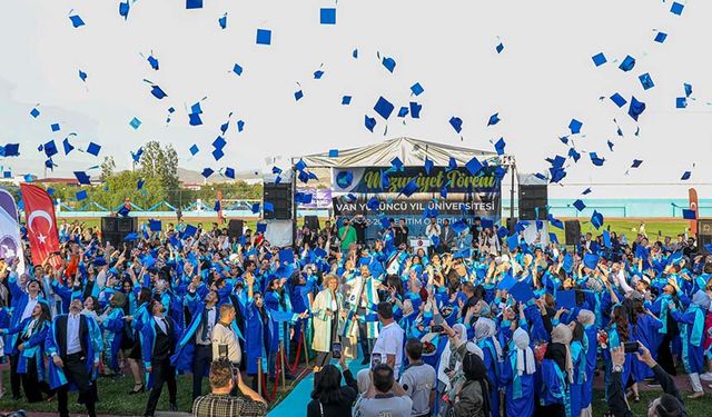 Van YYÜ'de mezuniyet coşkusu