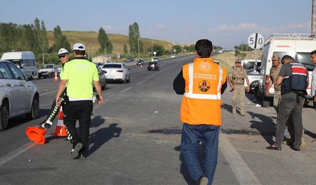 Van'da çarpışan minibüs ile hafif ticari araçtaki 19 kişi yaralandı