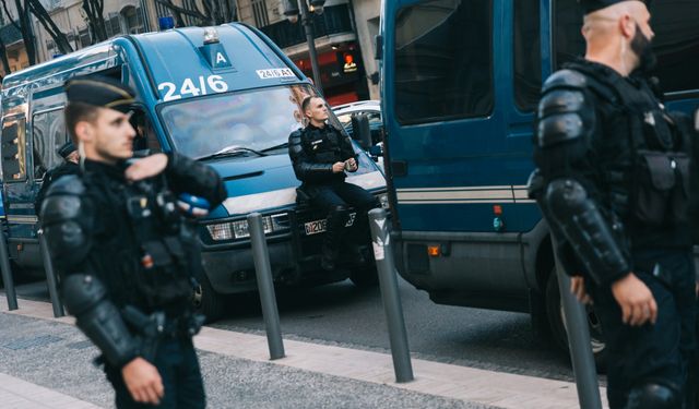 Fransa'da 17 yaşındaki genci vuran polis için 700 bin eurodan fazla bağış toplandı