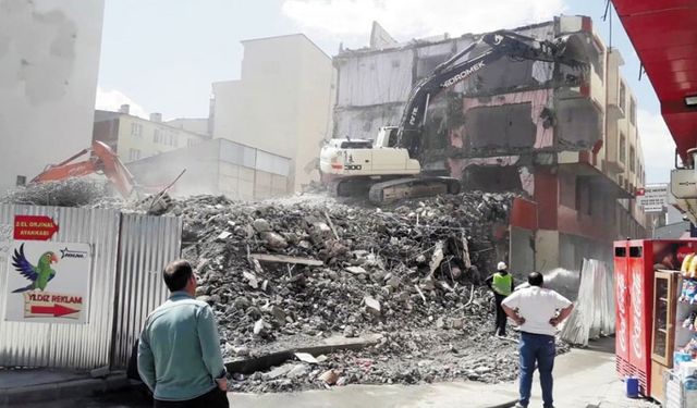 Van'da hasarlı binalar tek tek yıktırılıyor