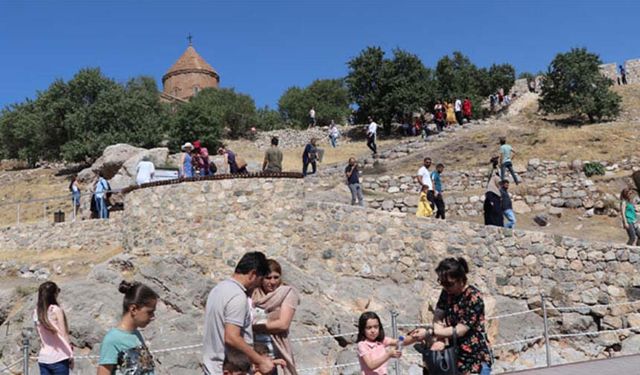 Bayramda Akdamar Adası'na ziyaretçi akını