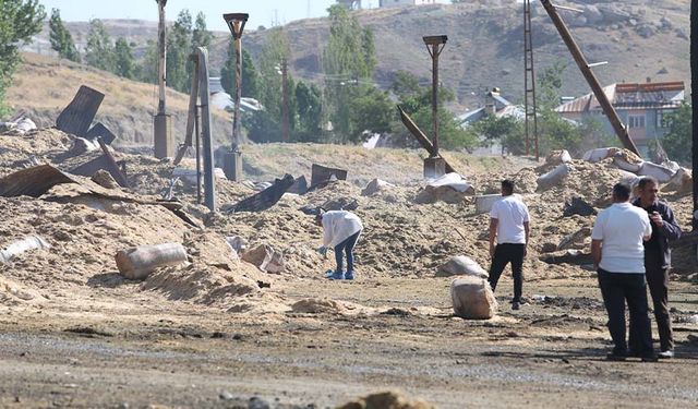 Van'da Samancılar Sitesi'ndeki yangında birçok iş yeri zarar gördü