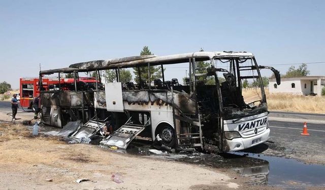 Seyir halindeki Van otobüsü yandı