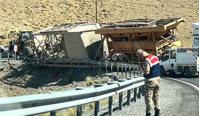 Tıra yüklü malzemeler devrildi: Yol ulaşıma kapandı