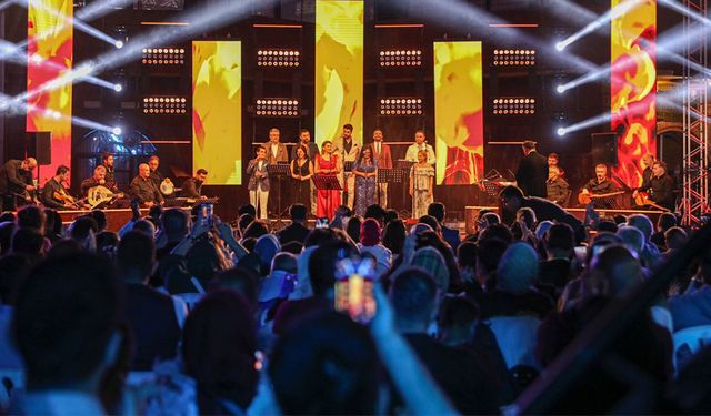 Van'da TRT sanatçıları konser verdi