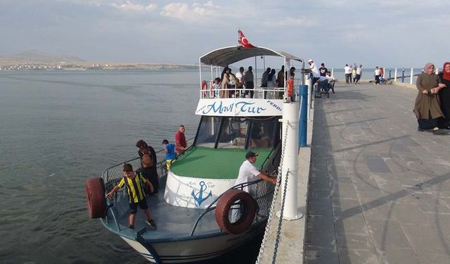 Van Gölü'nde yapılan tekne turları turistlerin gözdesi