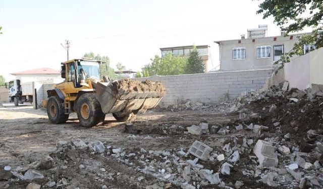 İpekyolu’nda metruk yapılar yıktırılıyor