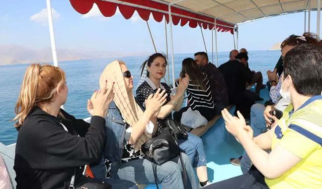 İranlı turistlerin tekne sefası