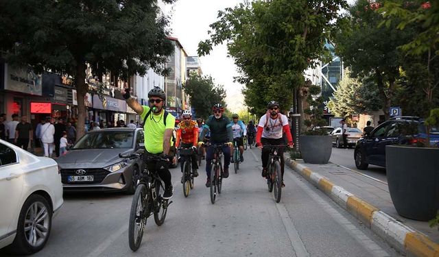 Van'da 150 kişi "araç senin yol hepimizin" sloganıyla pedal çevirdi