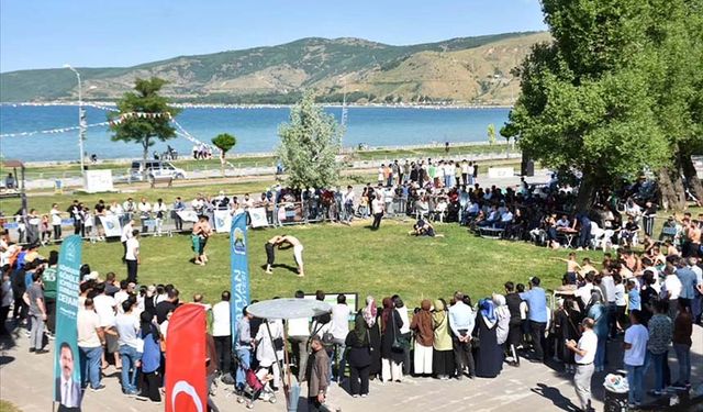 Tatvan Doğu Anadolu Fuarı Kültür ve Sanat Festivali sürüyor