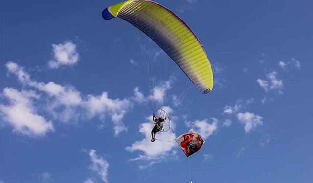 Vanlı paramotorcu baba-oğul 15 Temmuz şehitleri anısına havalandı