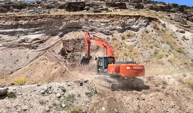 Van'da tarımsal sulama kanalları ve göletler temizleniyor