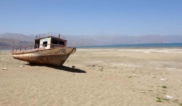 Van Gölü’nde sular yeniden çekiliyor