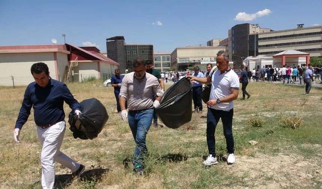 Van’daki hastane yöneticileri çevre temizliği yaptı