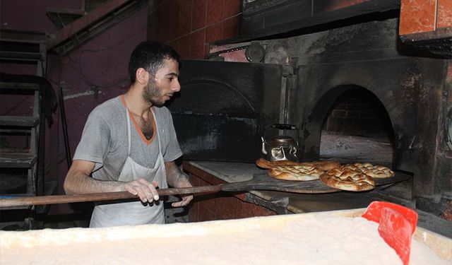 Vanlı fırıncıların kavurucu sıcaklarda zorlu mesaisi