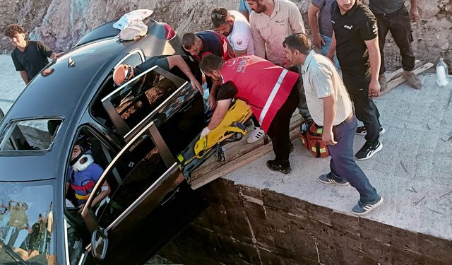 Siirt’te otomobil yolda çukura düştü: 1 ölü, 5 yaralı