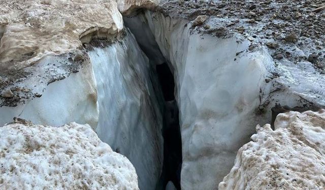 Cilo’da buzul kırıldı, 4 kişi oluşan çukura düştü