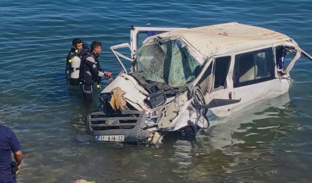 Van Gölü'ne uçan minibüsten acı haber geldi!