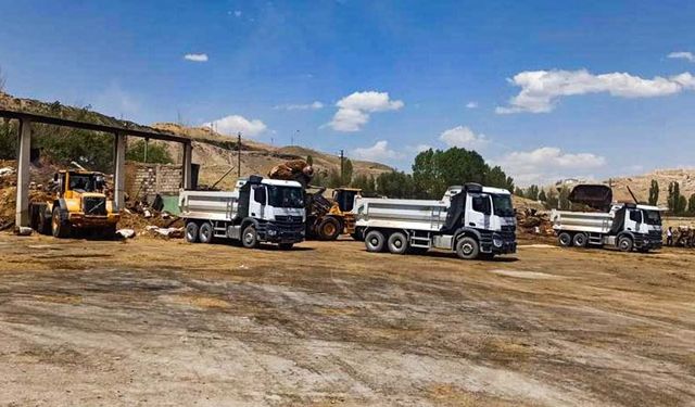 Van’da 950 ton yanmış saman taşındı