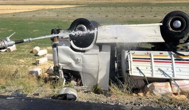 Van'da saman yüklü tır devrildi: 1 yaralı