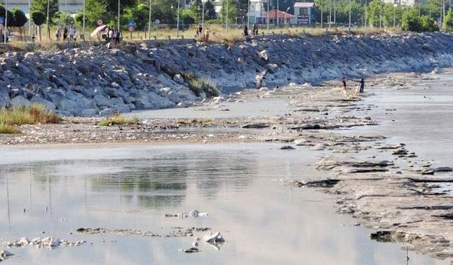 Van Gölü'nde çekilme devam ediyor