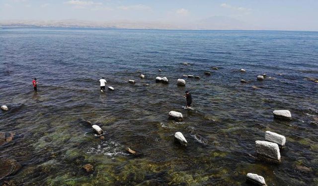 Van Gölü’nde asırlık toplu mezar alanı ortaya çıktı