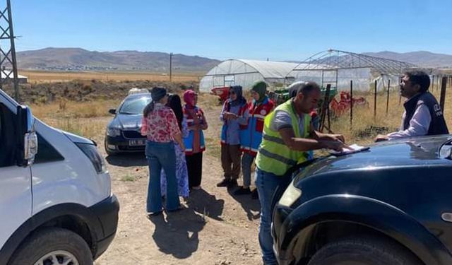 Seralarda ürettiği ürünleri ihtiyaç sahiplerine dağıttı