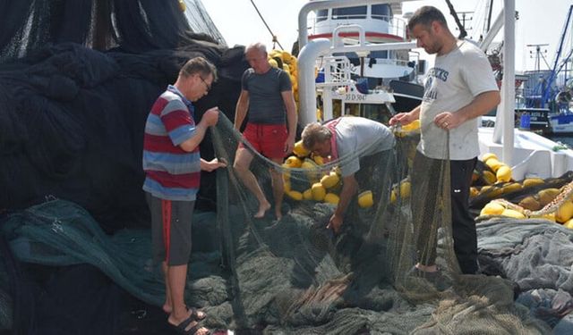 İzmir'de balıkçılar av sezonu için hazırlıklarını sürdürüyor