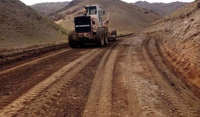 Van'da selden zarar gören yollar temizlenmeye başlandı