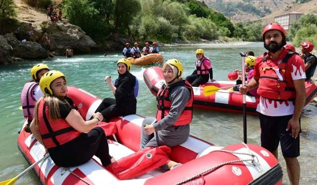 Daire Başkanı Biçek, kadın sporcularla bir araya geldi