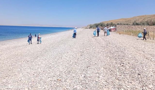 Van Gölü'nün kıyı şeridinde temizlik çalışmaları sürüyor