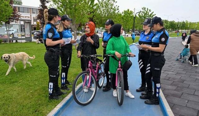 Van'da polislerin vatandaşlara yönelik bilgilendirme çalışmaları sürüyor