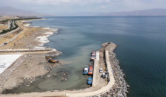 Van gölü'nde balıkçı tekneleri karaya oturdu