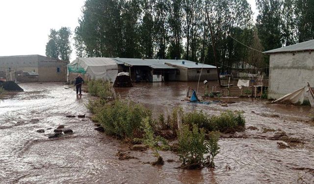 Van'ın o ilçesinde sağanak ve dolu etkili oldu