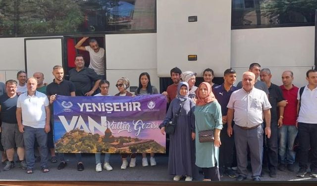 Diyarbakır’da 42 görme engelli vatandaş Van'a geziye gönderildi