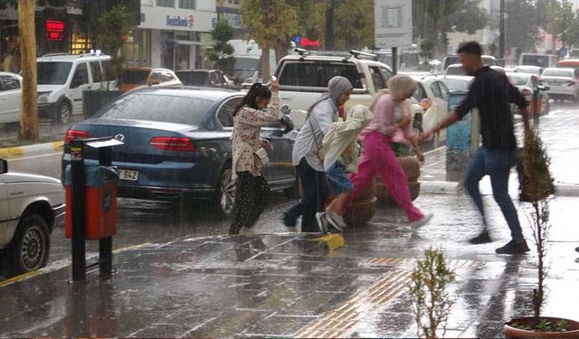 Van’da sağanak vatandaşı hazırlıksız yakaladı