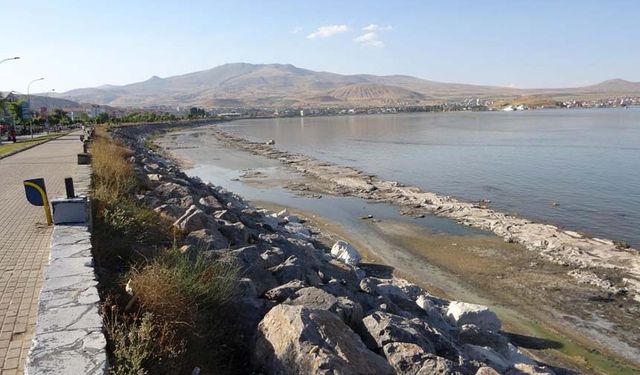 Van Gölü'nde çekilmeler ciddi boyuta ulaştı