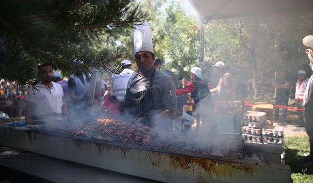 Edremit Piknik Şenliği'nde 500 kilogram köfte ve sucuk dağıtıldı