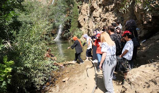 Fotoğraf kursu öğrencileri Çatak'taki Saklı Şelale'yi görüntüledi