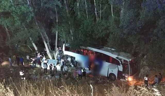 Yolcu otobüsü şarampole devrildi: 12 kişi hayatını kaybetti