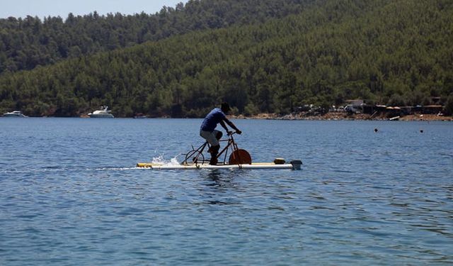 Hurda malzemeden yaptığı deniz bisikletiyle turizme hizmet ediyor