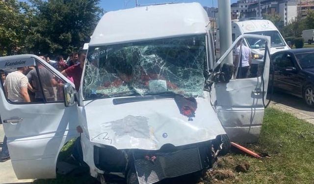 Malatya'da kontrolden çıkan minibüs refüje çarptı: 8 yaralı