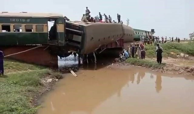 Pakistan'da tren raydan çıktı: 22 ölü