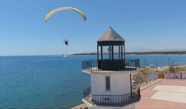 Van Gölü semalarında pankart açtılar! O anlar sosyal medyada gündem oldu