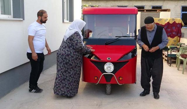 Yürümekte zorlanan anne ve babası için elektrikli araba dizayn etti