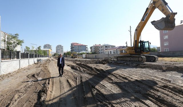 Tuşba’da asfalt serimi ve yama çalışması…