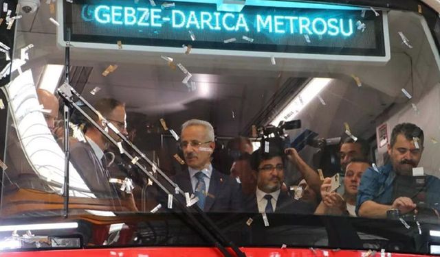 Bakan Uraloğlu ilk yerli ve milli sürücüsüz metro aracını tanıttı